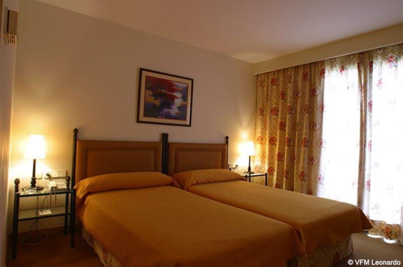 Hotel Termes Montbrió Montbrió del Camp Quarto foto